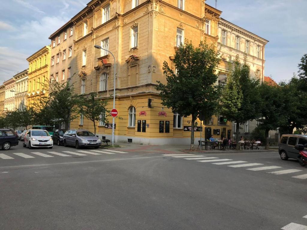 Rooms Veveri - Uvoz, 10 Min Peski Do Centru Brno Esterno foto